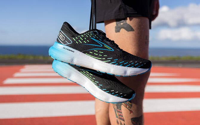 Scarpe da corsa Glycerin 20 in mano a un runner