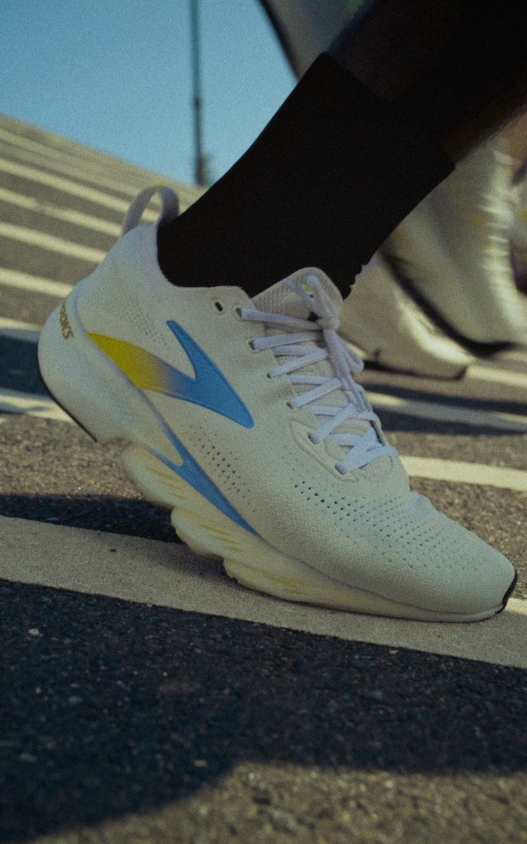 A person wearing the Glycerin Flex runs outside