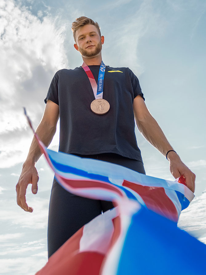 Josh Kerr mit seiner Olympiamedaille in Tokio