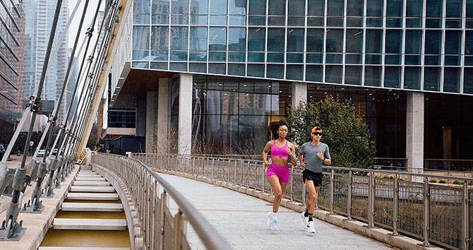 Immagine dal basso di una donna e un uomo che indossano le scarpe da corsa Ghost MAX.