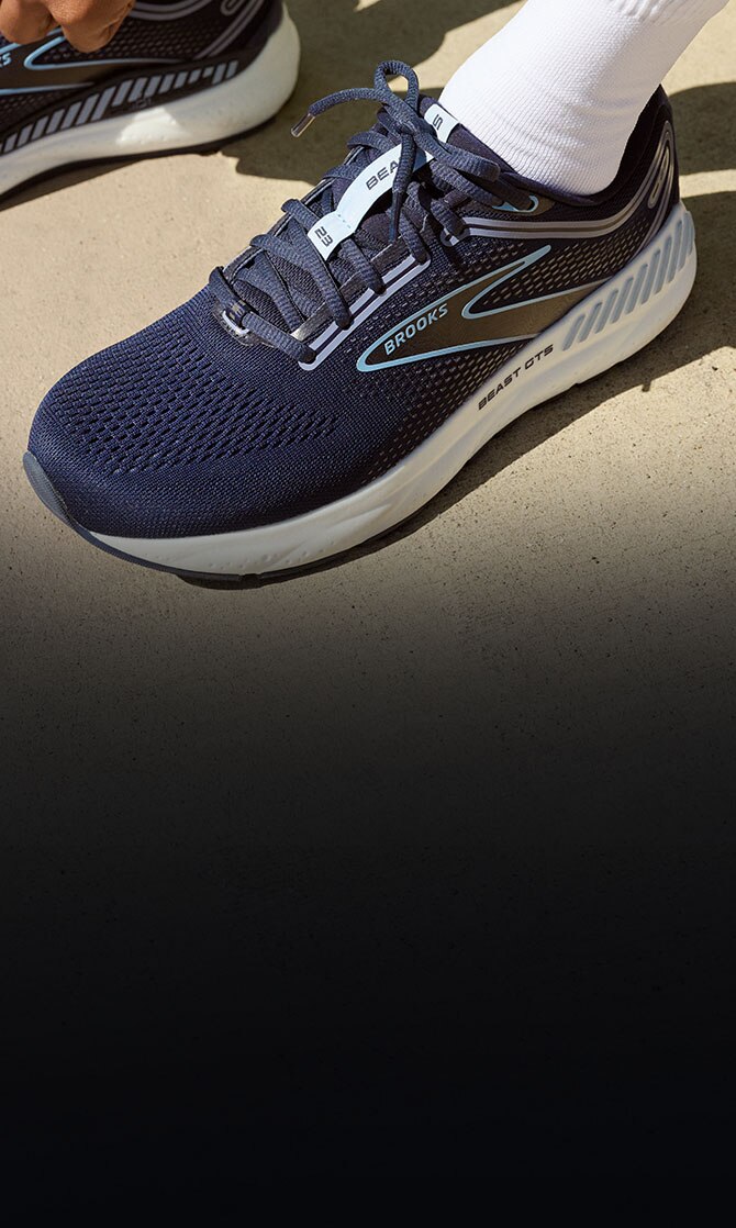 Modelo con las nuevas zapatillas para correr Beast GTS