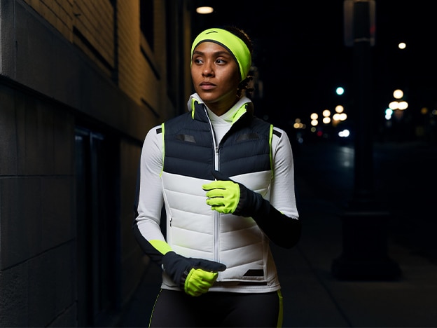 Une femme portant le gilet Run Visible Insulated