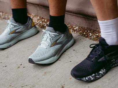 Des paires de chaussures Brooks sur un trottoir