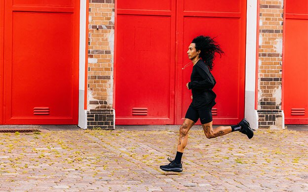 runner sobre fondo rojo
