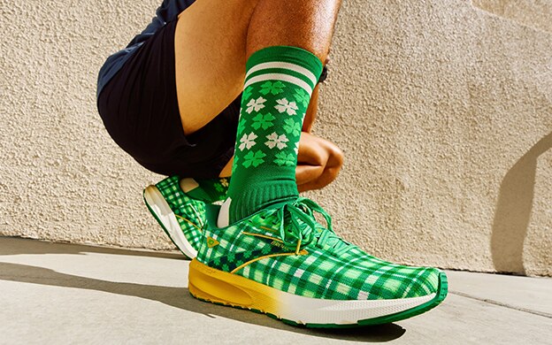 Un homme portant les nouvelles chaussettes vertes Run Lucky de la Saint-Patrick