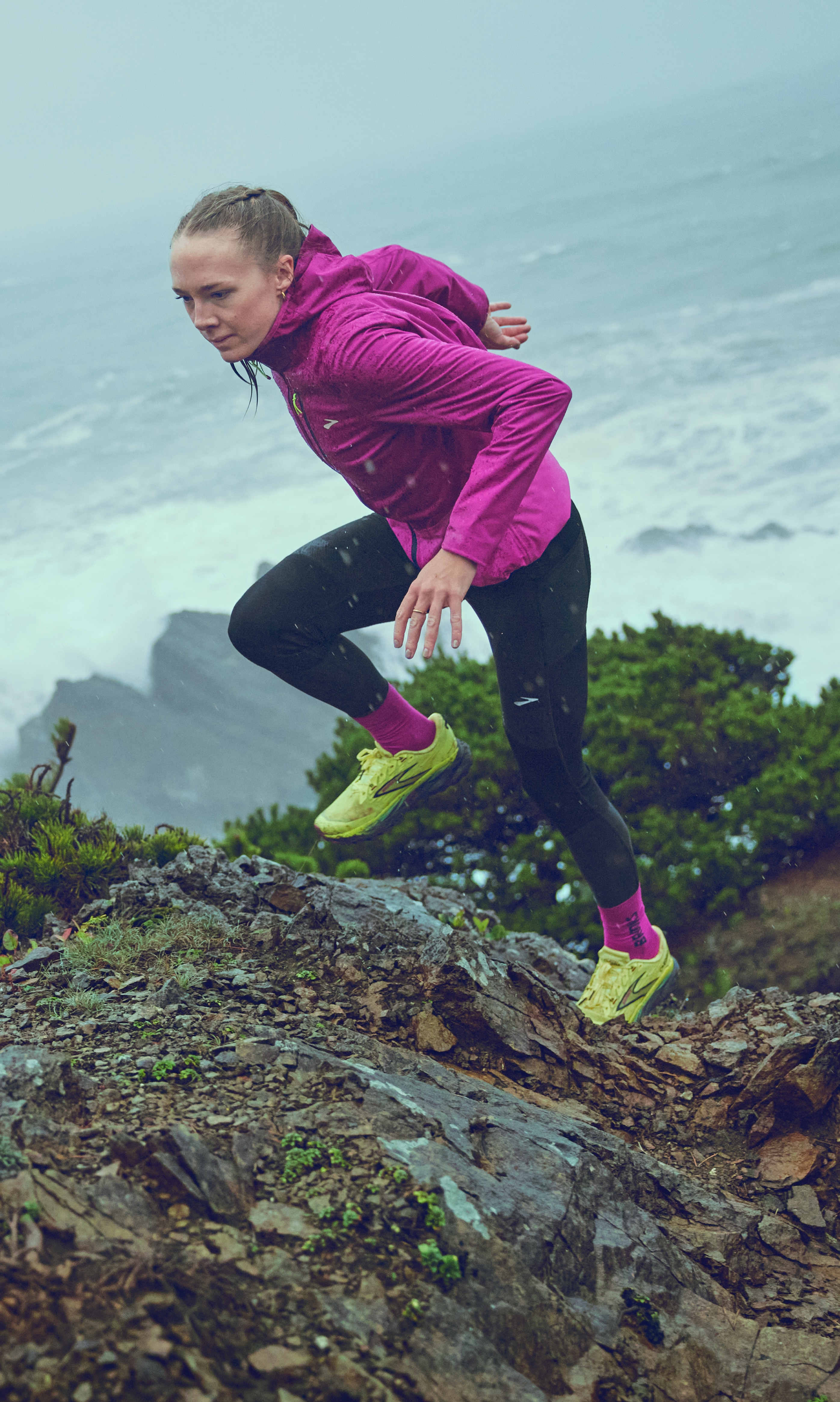 Vrouw die de nieuwste trailschoenen en kleding van Brooks draagt