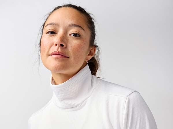 Une femme qui porte des vêtements Brooks