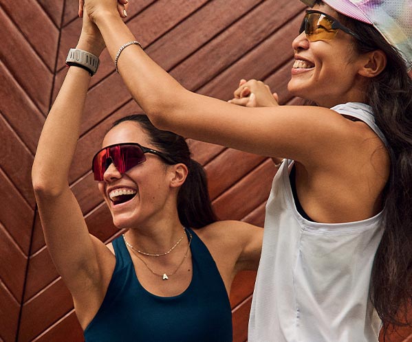Deux femmes souriantes portant des vêtements Brooks