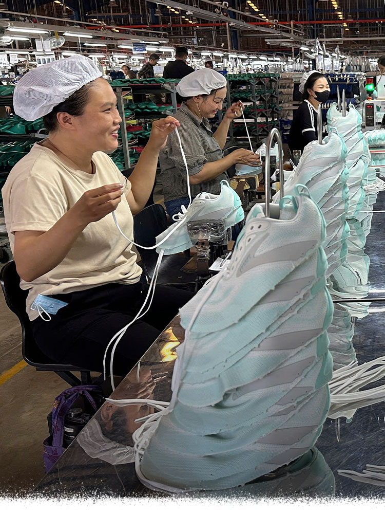 Frauen bei der Arbeit in einer der Fabriken von Brooks