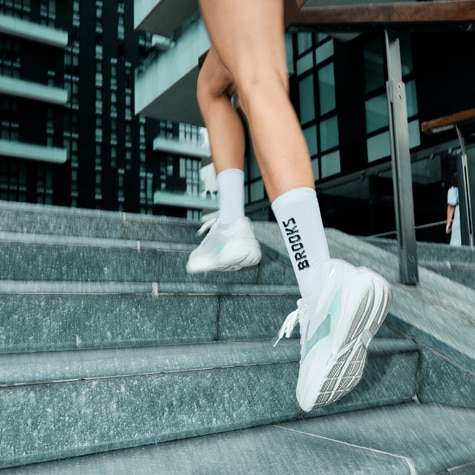 Image floue de deux personnes qui courent