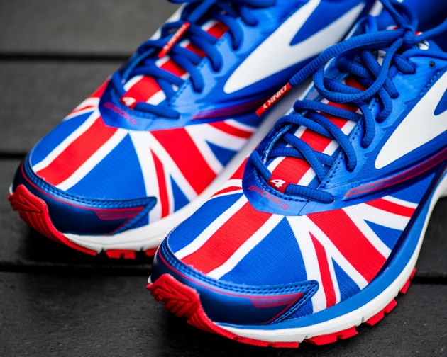 Une chaussure bleue avec un motif du drapeau anglais