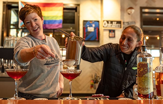 Des Linden pouring drinks
