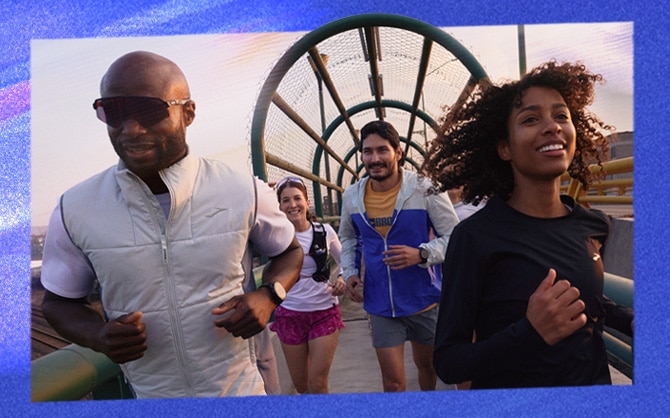 Un grupo de personas corriendo y sonriendo.