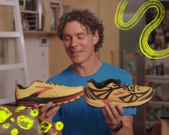 Scott Jurek sosteniendo los diferentes modelos de zapatillas para correr en montaña Brooks Cascadia