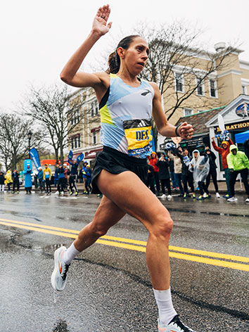 Des Linden in a race