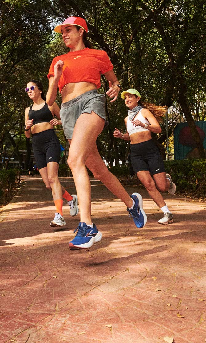 Coureurs et coureuses sur un sentier