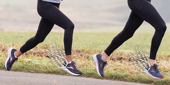 Deux paires de chaussures Adrenaline GTS 21 de Brooks avec des illustrations d’ailes à l’arrière des chaussures