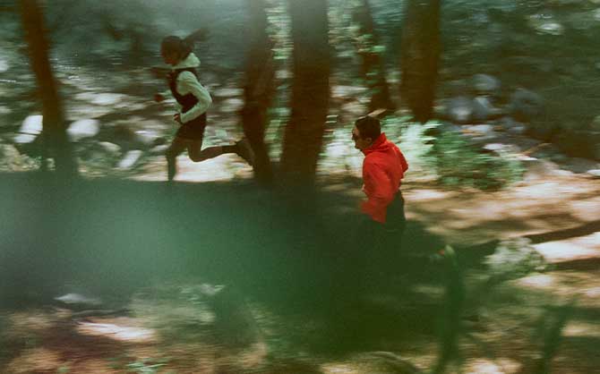 Läufer*in im Wald