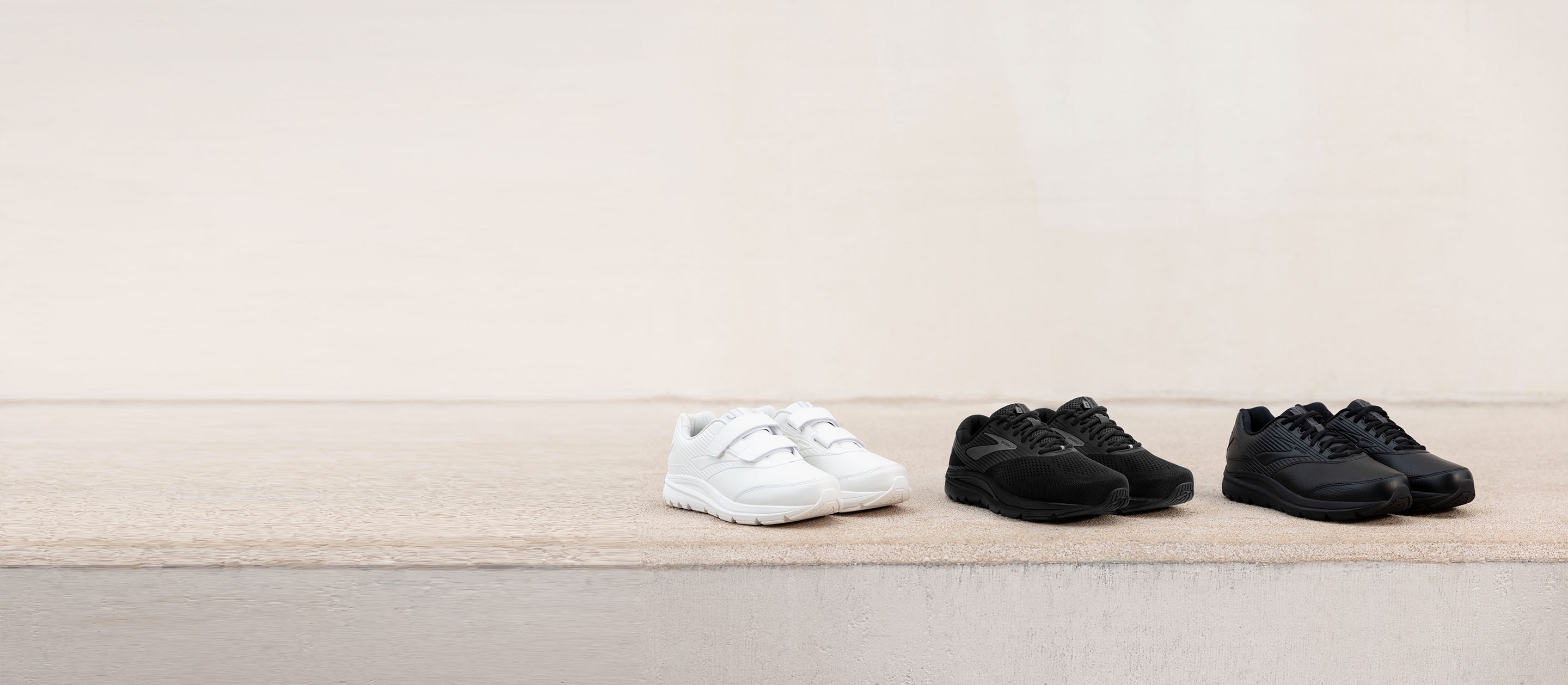 L’Addiction Walker 2 V-Strap en blanc, l’Addiction Walker Suède en noir et l’Addiction Walker 2 en noir alignées les unes aux autres
