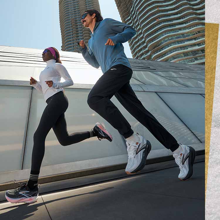 Des coureurs portant des vêtements Brooks par une journée ensoleillée