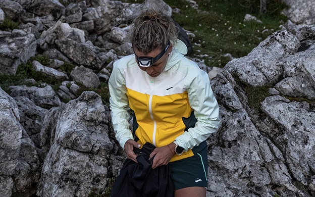 Plano medio de una mujer con la chaqueta impermeable para trail de Brooks Running