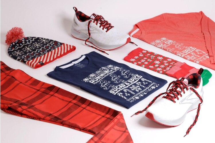 Aufnahme aus der Schrägsicht von Run Merry Bekleidung und Laufschuhen von Brooks