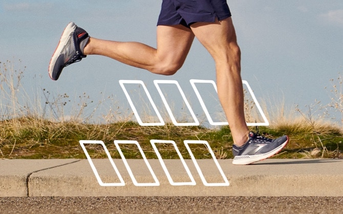 Primo piano delle gambe di un uomo che corre con Adrenaline GTS 22 e illustrazione di rettangoli bianchi a fianco delle scarpe.
