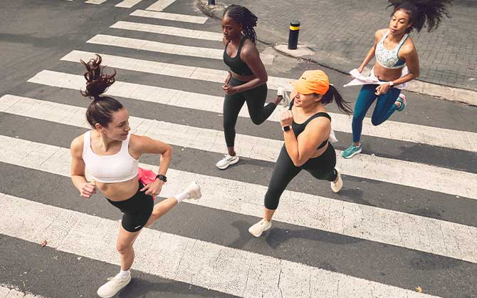 Eine Gruppe von Läufer*innen in Aktion