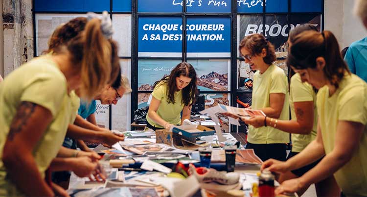 Un groupe de personnes travaillant ensemble à une table