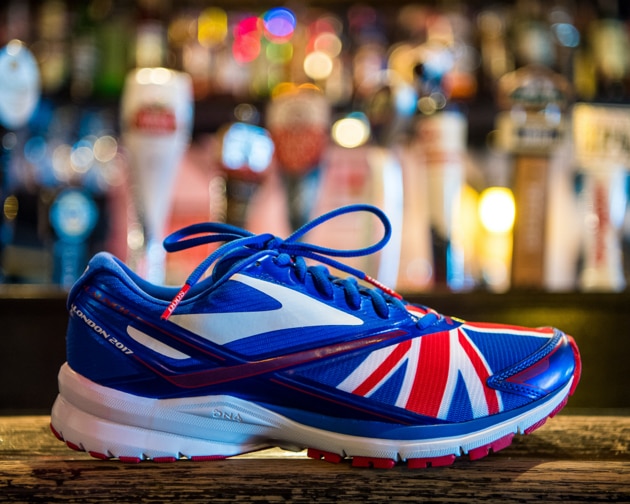 Une chaussure bleue avec un motif du drapeau anglais