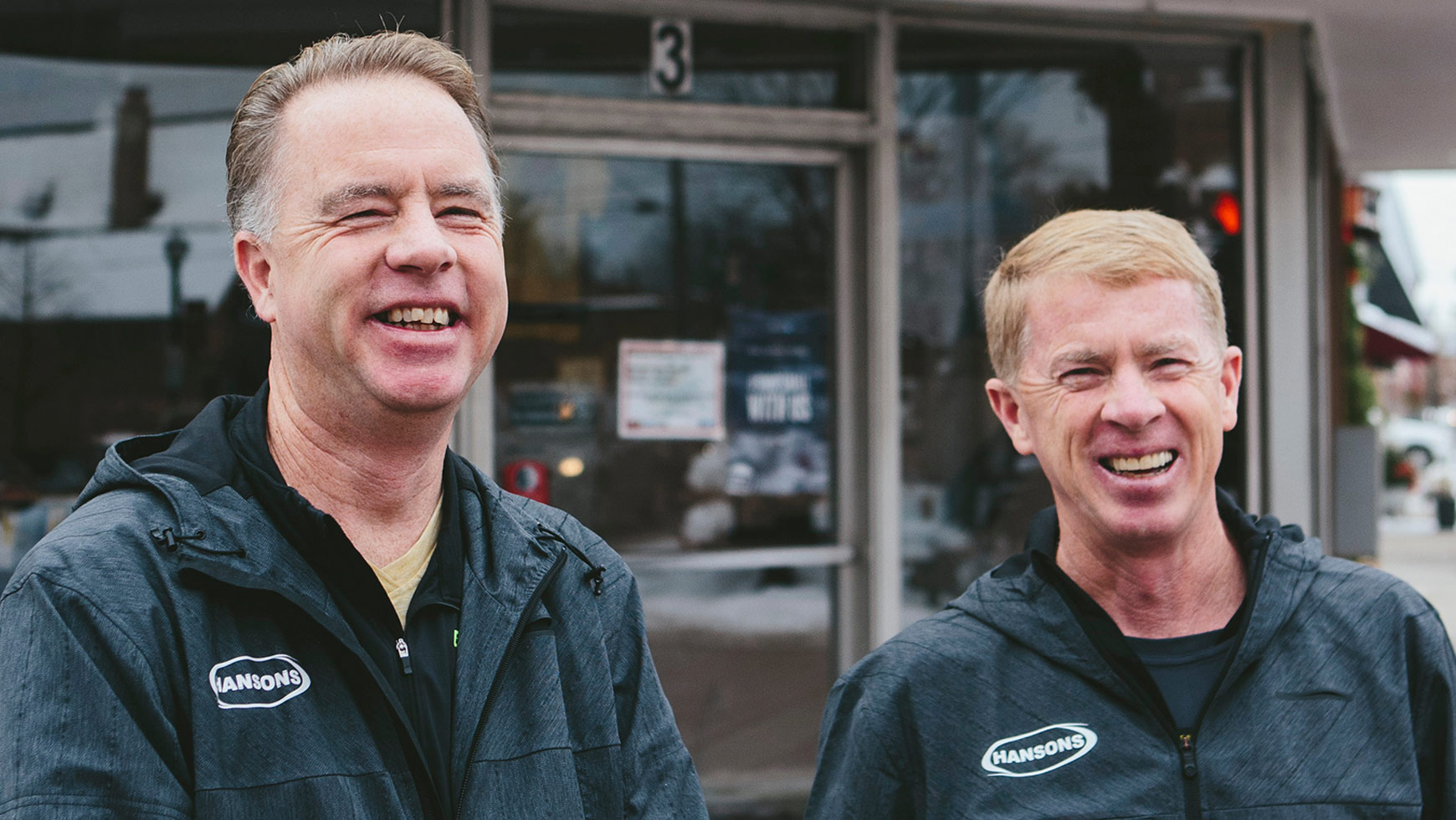 Keith et Kevin Hanson, frères et fondateurs de l’ODP Hansons, posent devant leur magasin de course.