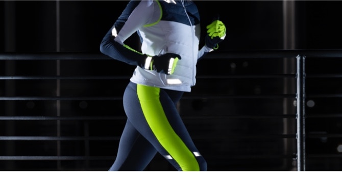 Coureur qui court en portant la collection Run Visible