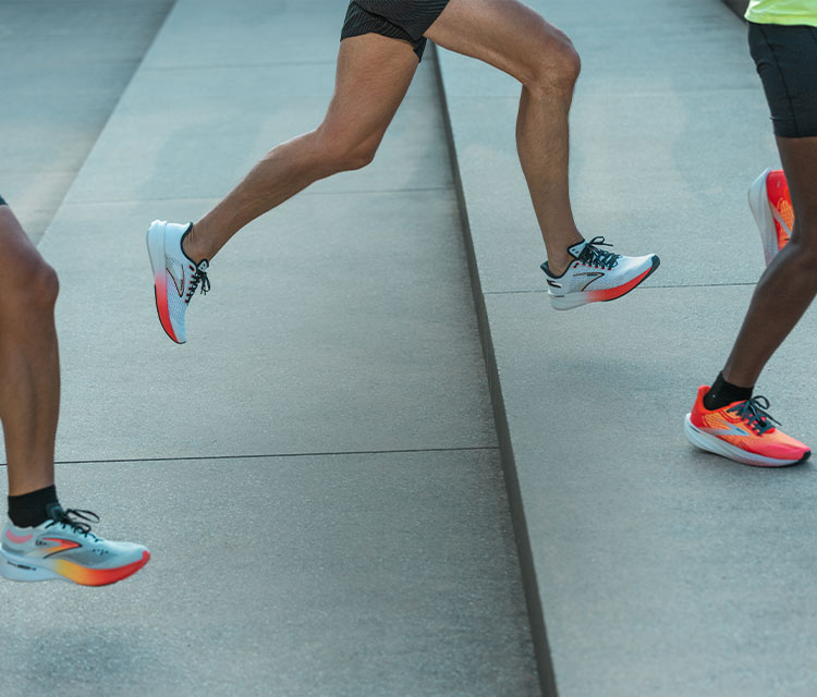 Läufer rasen die Treppe hinauf