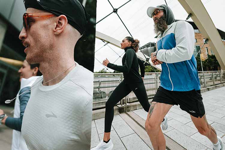 Deux personnes portant des vêtements Brooks qui se réchauffent devant des arbres verts.