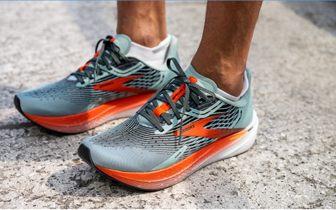 Mannequin portant les chaussures de running Hyperion Max