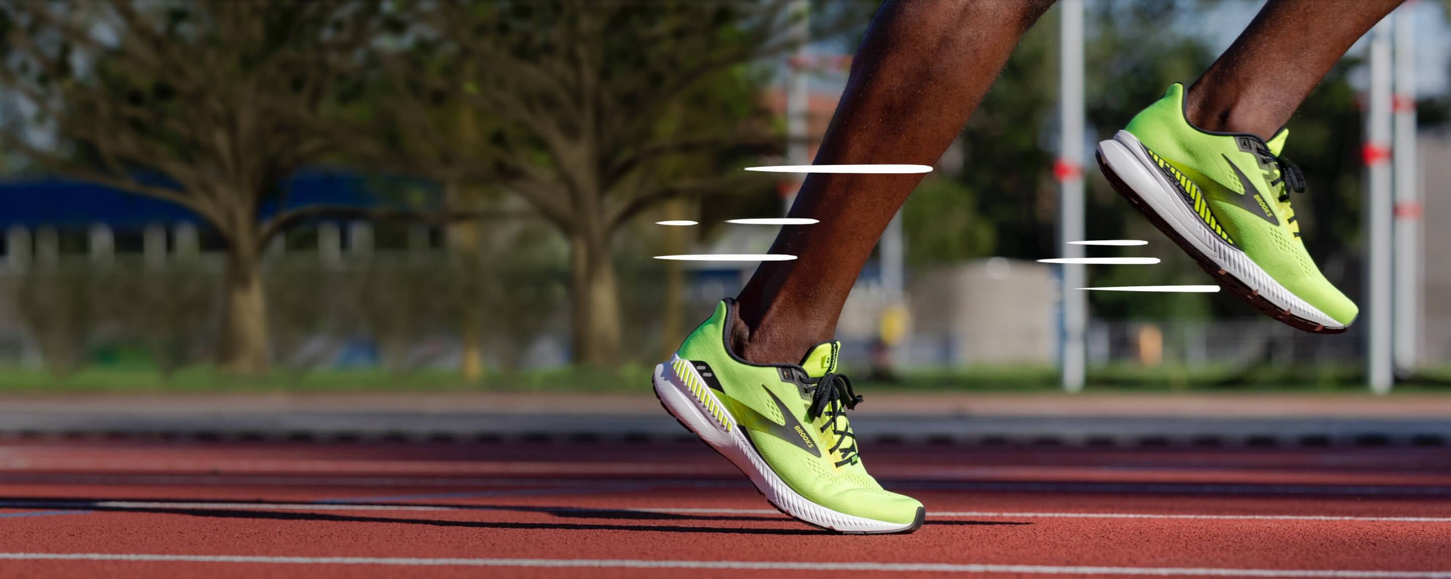 Launch GTS 8 jaune fluo en plein sprint sur une piste.