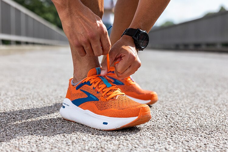 Nahaufnahme eines Läufers, der den neuen Ghost Max von Brooks Running trägt