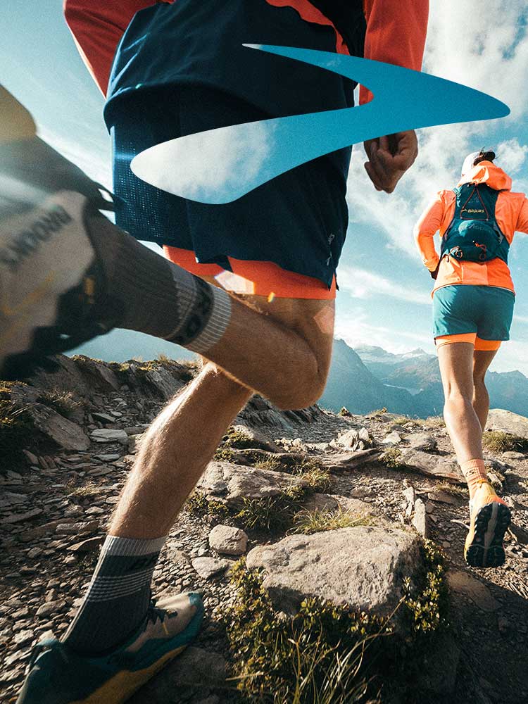 Läufer*in beim Laufen in weiter Landschaft