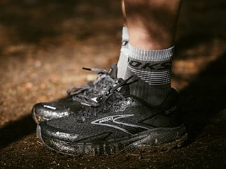 Lifestyle-Aufnahme des Brooks Divide Laufschuhs