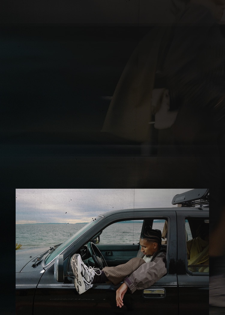 Mann im Auto, der sein Bein aus dem Fenster streckt.