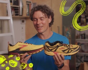 Scott Jurek tenant les différents modèles de chaussures de trail Cascadia de Brooks