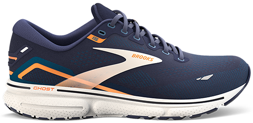 Zoom sur une chaussure de running bleu marine