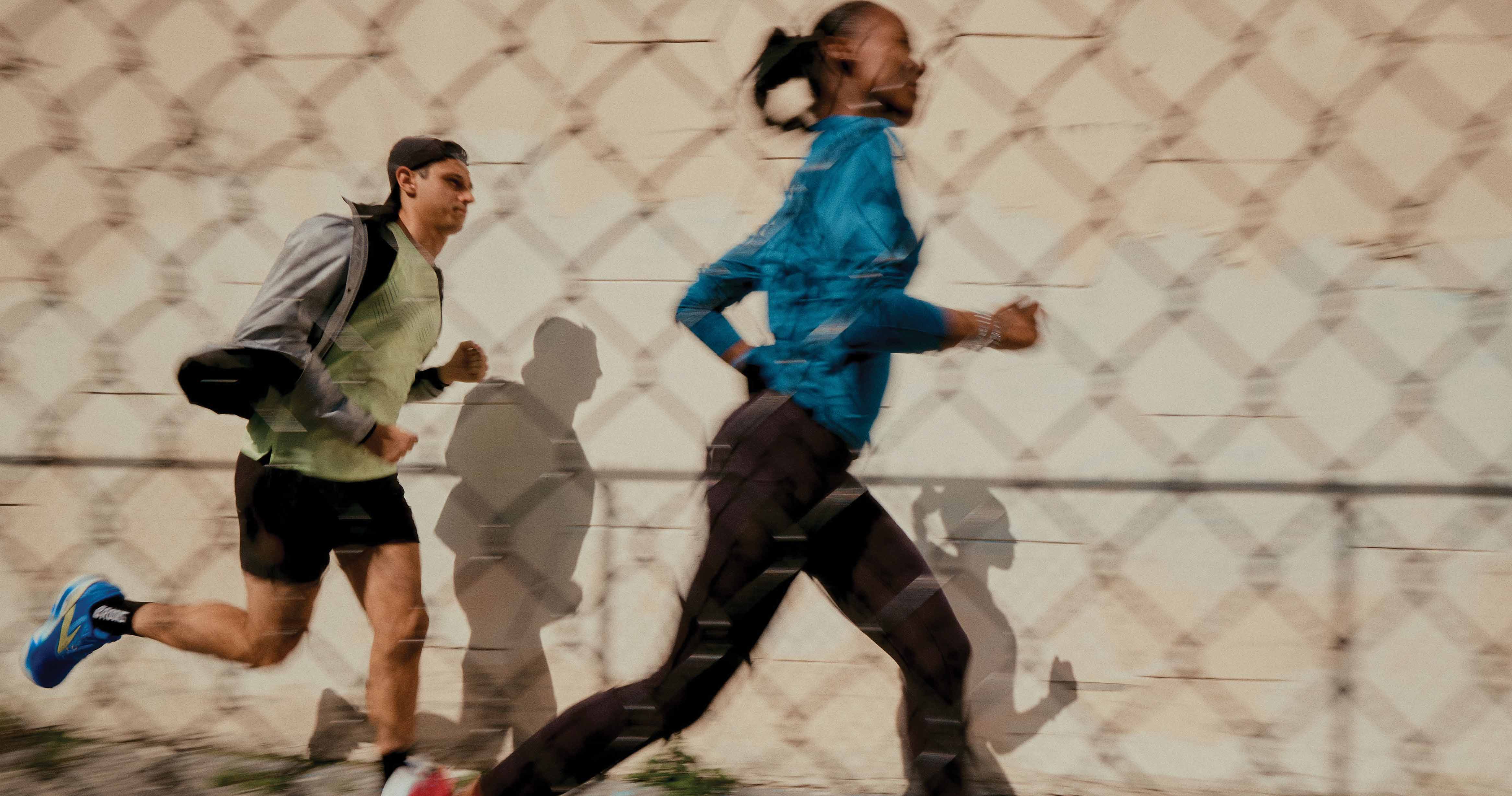 Nahaufnahme eines Mannes, der die Adrenaline GTS 24 Laufschuhe trägt