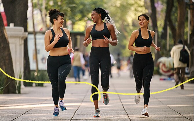 Trois runners côte à côte sur un chemin bétonné