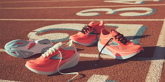 Ripresa in campo lungo della serie completa di scarpe da corsa Hyperion Speed