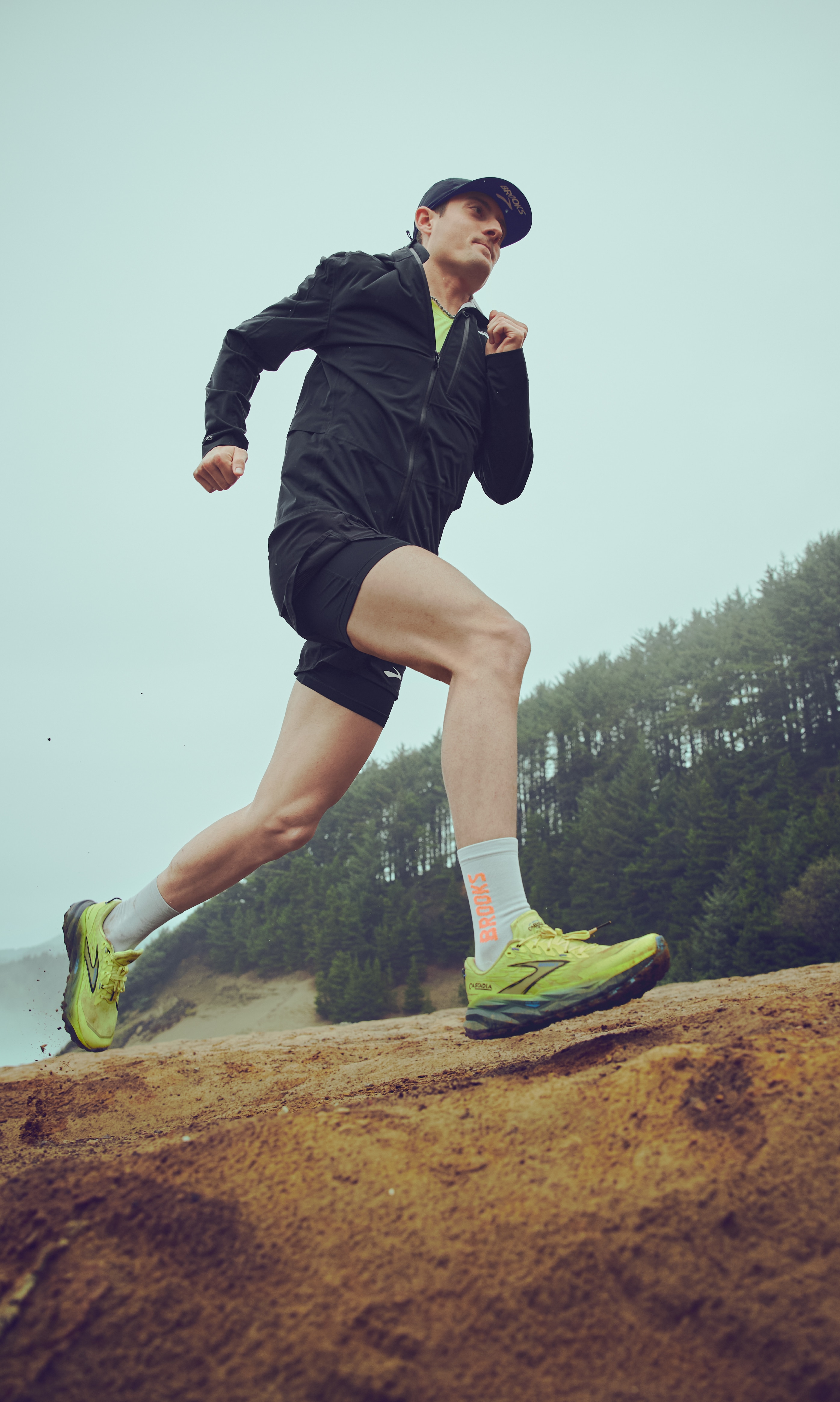 Mann in den neuesten Trail-Schuhen und Kleidung von Brooks