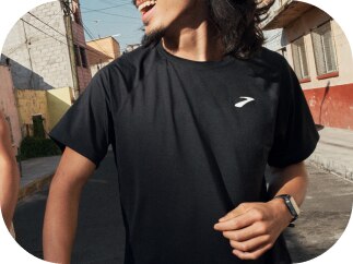 Immagine a mezza figura di un uomo che indossa una t-shirt nera di Brooks Running