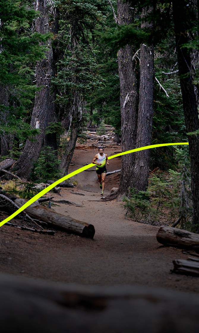 Un coureur en solo dans une forêt