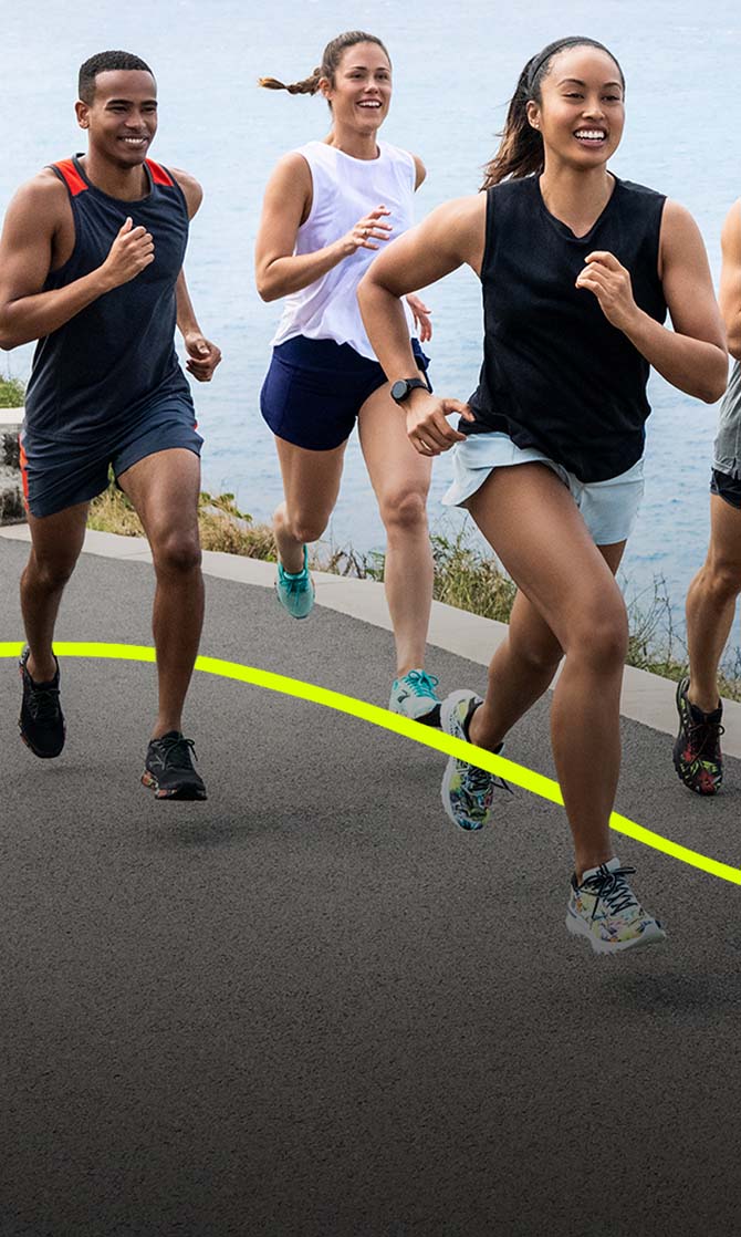 Un groupe de coureurs sur une piste