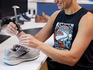 Bei der Arbeit an einem Brooks Schuh